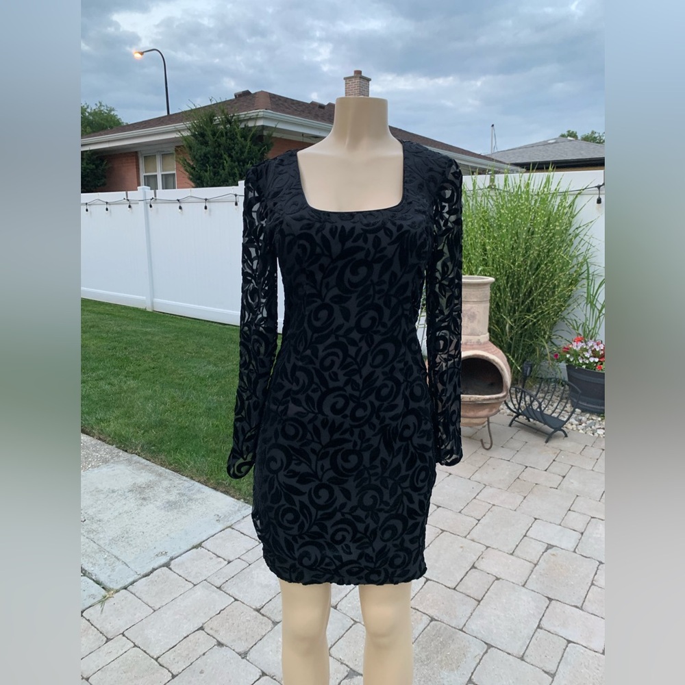 Hollywood Nights Black velvet, cocktail mini Dress Size 4. Long Sleeves